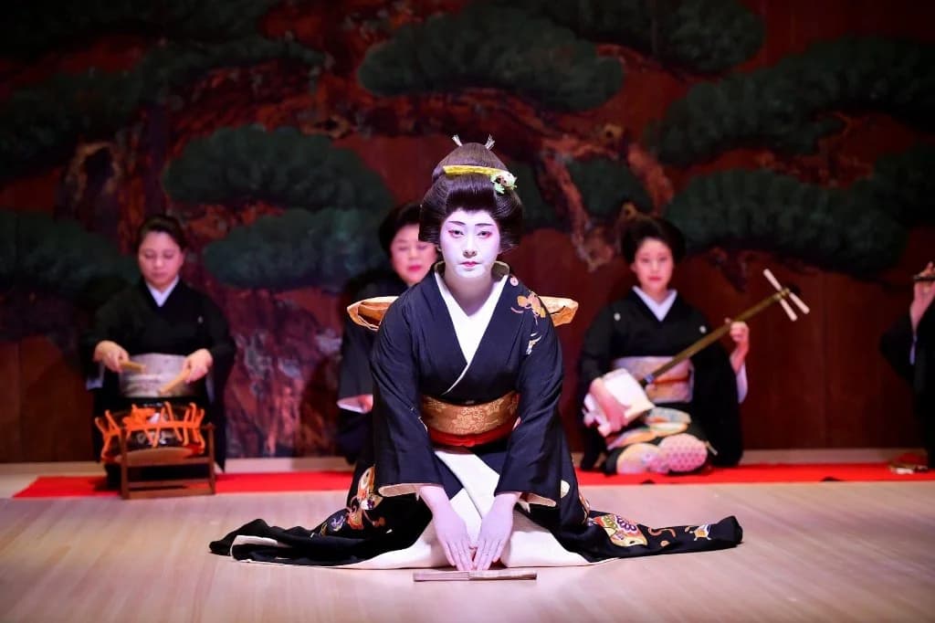 水戯庵の能舞台で上演される日本舞踊のパフォーマンス