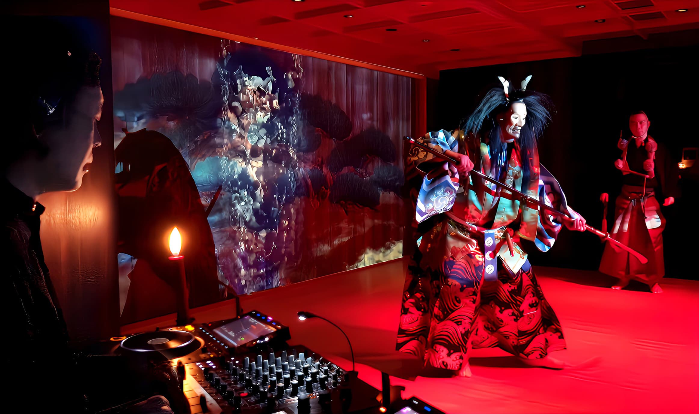DJと能楽師が共演するMOMOKAWAROHのパフォーマンスシーン